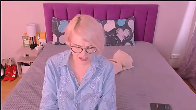 sabrinamacmarren online show from 10/15/25, 12:27