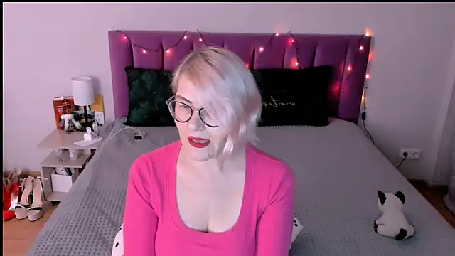 sabrinamacmarren online show from 12/15/25, 01:37