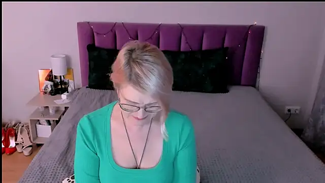 sabrinamacmarren online show from 12/19/25, 02:46