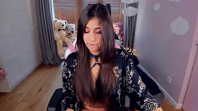 Snapshot of MiaSilkX chatting on 10/28/25, 12:19 MiaSilkX online show from 10/28/25, 12:19