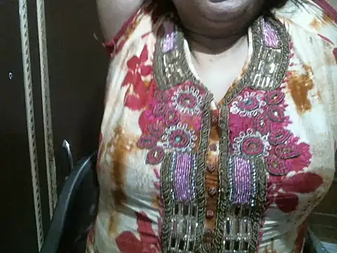 Snapshot of UrsMansi chatting on 09/15/25, 03:28 UrsMansi online show from 09/15/25, 03:28