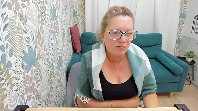 Snapshot of LeaPure chatting on 12/08/24, 11:35 LeaPure online show from 12/08/24, 11:35