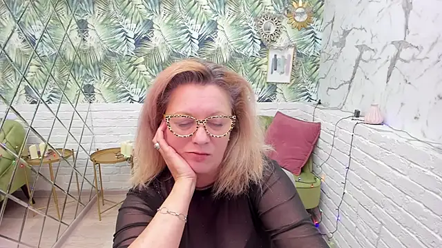 Snapshot of LeaPure chatting on 01/04/25, 11:43 LeaPure online show from 01/04/25, 11:43