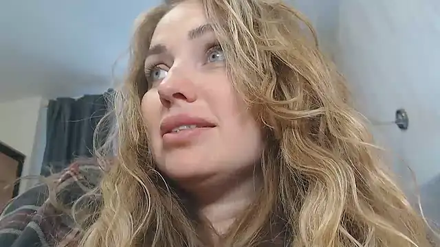 Snapshot of xxkristinaxx chatting on 04/10/26, 12:32 xxkristinaxx online show from 04/10/26, 12:32