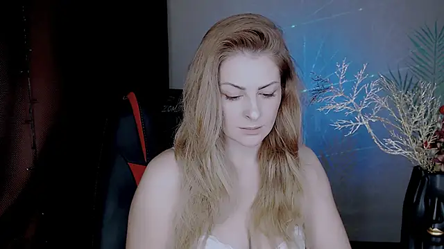 Snapshot of Eleonores chatting on 12/18/25, 05:24 Eleonores online show from 12/18/25, 05:24