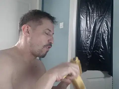Snapshot of MisterFaithRO chatting on 04/17/26, 11:35 MisterFaithRO online show from 04/17/26, 11:35