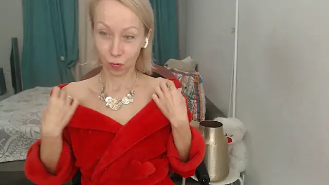 LuxuryNika online show from 11/18/25, 07:18