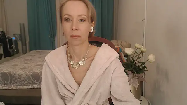 Snapshot of LuxuryNika chatting on 05/13/26, 02:47 LuxuryNika online show from 05/13/26, 02:47
