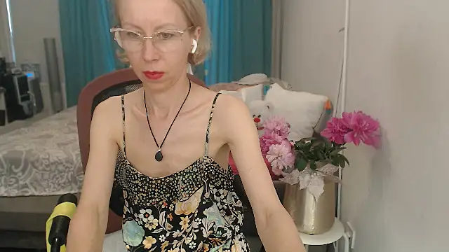 Snapshot of LuxuryNika chatting on 06/11/26, 04:05 LuxuryNika online show from 06/11/26, 04:05