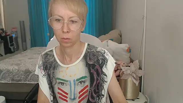 Snapshot of LuxuryNika chatting on 07/05/26, 12:23 LuxuryNika online show from 07/05/26, 12:23