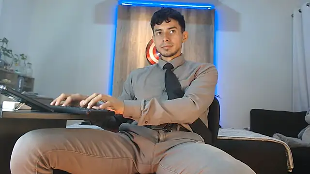 Snapshot of Andrew_4_ chatting on 10/10/25, 02:32 Andrew 4 online show from 10/10/25, 02:32