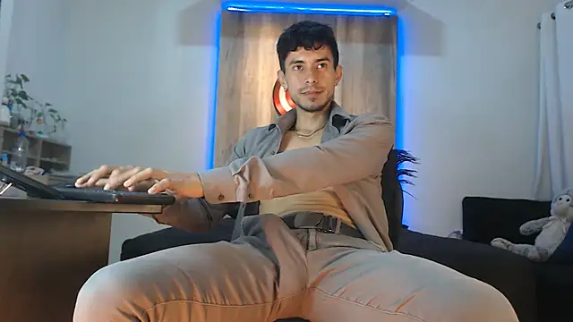 Snapshot of Andrew_4_ chatting on 10/16/25, 04:02 Andrew 4 online show from 10/16/25, 04:02