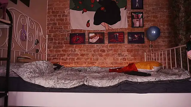 Snapshot of Evelively chatting on 09/25/25, 03:32 Evelively online show from 09/25/25, 03:32