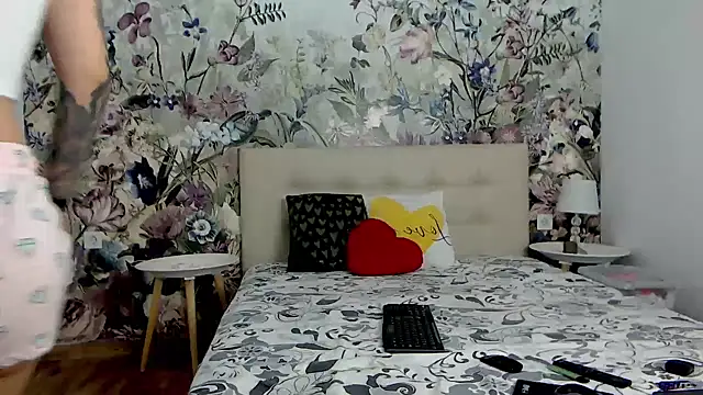 RoseDiamond06 online show from 10/25/25, 06:46