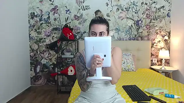 Snapshot of RoseDiamond06 chatting on 05/11/26, 05:35 RoseDiamond06 online show from 05/11/26, 05:35