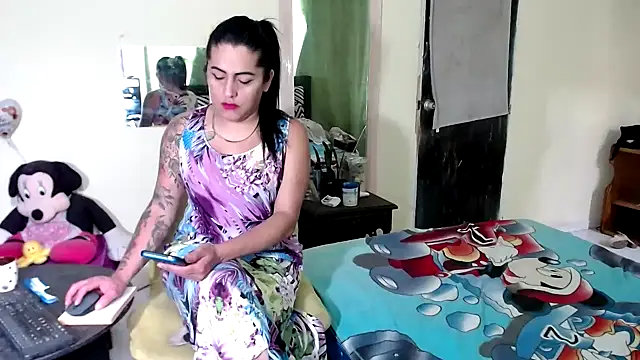 Sashaferrari2000 online show from 12/15/25, 06:01