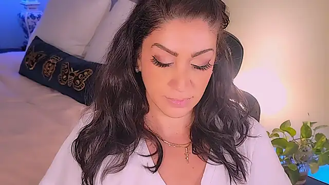 Snapshot of Wonderful_Woman chatting on 10/25/25, 11:43 Wonderful Woman online show from 10/25/25, 11:43