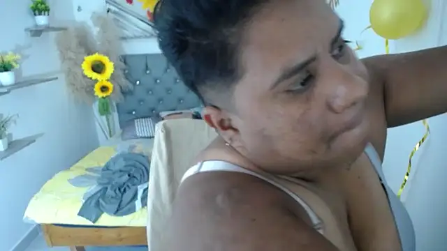 hotlesby4uxxx online show from 09/15/25, 07:03