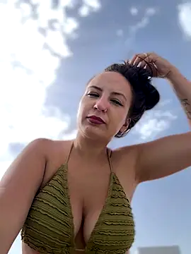 Snapshot of itsCassie chatting on 10/12/25, 11:31 itsCassie online show from 10/12/25, 11:31