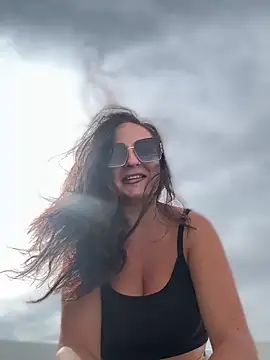 Snapshot of itsCassie chatting on 10/20/25, 01:00 itsCassie online show from 10/20/25, 01:00