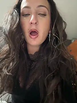 Snapshot of itsCassie chatting on 12/16/25, 08:47 itsCassie online show from 12/16/25, 08:47