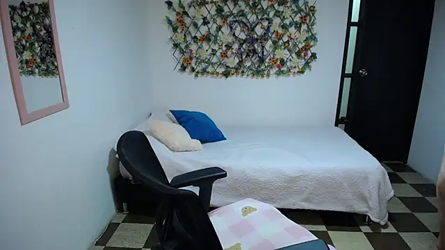 Sofi 5249  online show from 02/09/25, 12:28