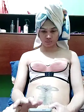 QueenSoreal online show from 12/05/25, 01:09