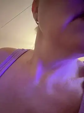 Snapshot of Susanel chatting on 12/22/24, 08:47 Susanel online show from 12/22/24, 08:47