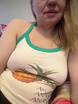 Snapshot of Susanel chatting on 01/02/25, 12:24 Susanel online show from 01/02/25, 12:24