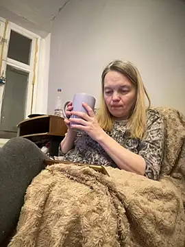 Snapshot of Susanel chatting on 01/05/25, 03:13 Susanel online show from 01/05/25, 03:13