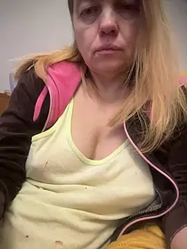 Snapshot of Susanel chatting on 01/10/25, 02:02 Susanel online show from 01/10/25, 02:02