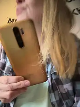 Snapshot of Susanel chatting on 02/11/25, 10:04 Susanel online show from 02/11/25, 10:04