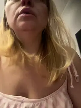 Snapshot of Susanel chatting on 02/21/25, 03:10 Susanel online show from 02/21/25, 03:10