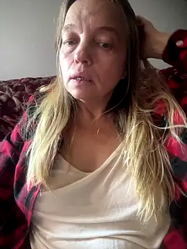 Snapshot of Susanel chatting on 09/13/25, 09:53 Susanel online show from 09/13/25, 09:53