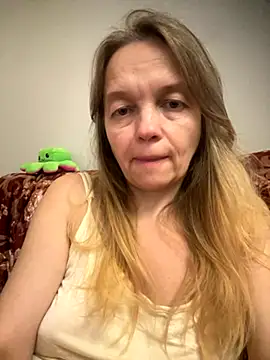 Snapshot of Susanel chatting on 09/23/25, 06:11 Susanel online show from 09/23/25, 06:11