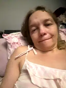 Snapshot of Susanel chatting on 10/19/25, 12:11 Susanel online show from 10/19/25, 12:11