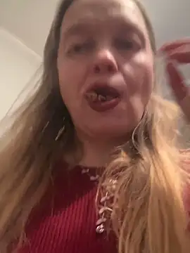 Snapshot of Susanel chatting on 11/21/25, 04:38 Susanel online show from 11/21/25, 04:38