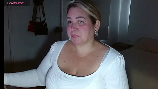 Snapshot of bella_savati chatting on 10/09/25, 07:23 bella savati online show from 10/09/25, 07:23