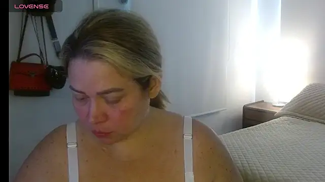 Snapshot of bella_savati chatting on 10/20/25, 06:52 bella savati online show from 10/20/25, 06:52