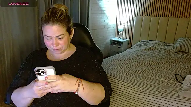 Snapshot of bella_savati chatting on 11/25/25, 10:32 bella savati online show from 11/25/25, 10:32