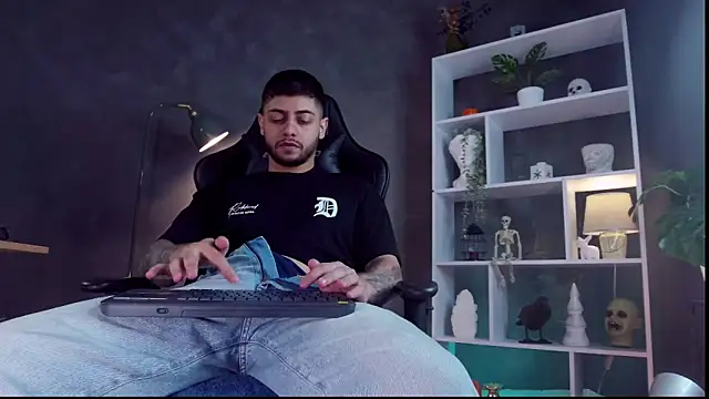 alessandro duty online show from 10/18/25, 04:08