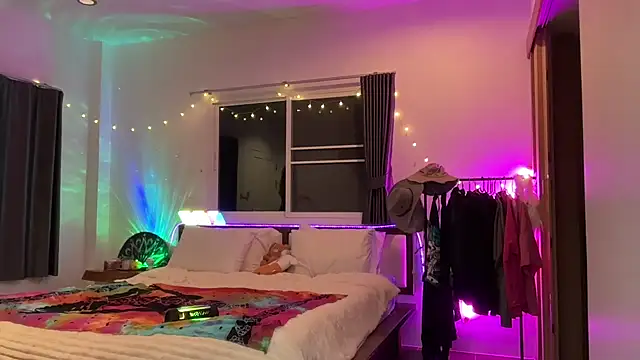 Snapshot of MonicaMilz chatting on 01/31/25, 03:44 MonicaMilz online show from 01/31/25, 03:44