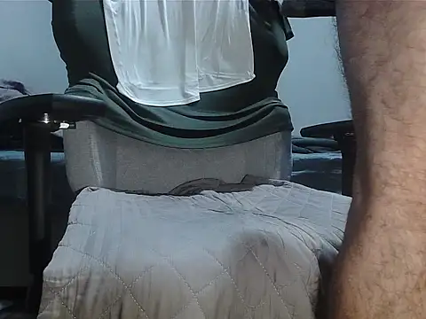 Snapshot of br23cock chatting on 12/04/25, 02:04 br23cock online show from 12/04/25, 02:04