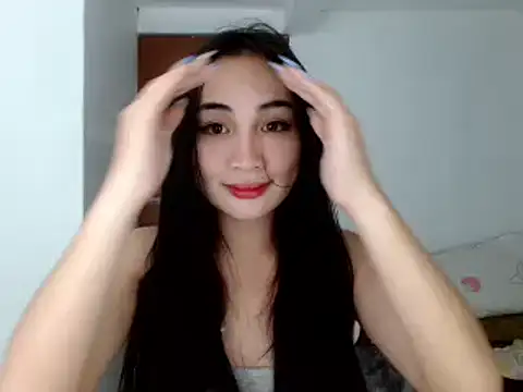 Snapshot of SweetLilly_18 chatting on 12/06/24, 03:44 SweetLilly 18 online show from 12/06/24, 03:44