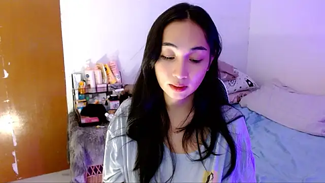 Snapshot of SweetLilly_18 chatting on 10/19/25, 05:52 SweetLilly 18 online show from 10/19/25, 05:52