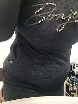 Snapshot of Elza01 chatting on 02/11/25, 06:19 Elza01 online show from 02/11/25, 06:19