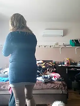 Snapshot of Elza01 chatting on 10/12/25, 08:46 Elza01 online show from 10/12/25, 08:46