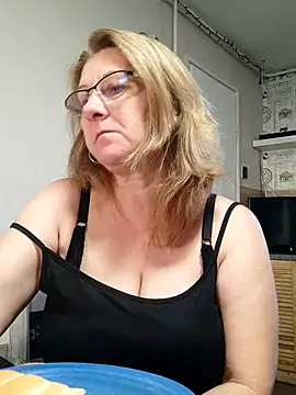 Snapshot of Elza01 chatting on 10/17/25, 06:27 Elza01 online show from 10/17/25, 06:27