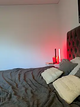 EllaMae online show from 10/12/25, 02:16