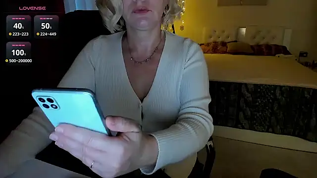 Snapshot of Colette__1977 chatting on 12/01/25, 04:39 Colette 1977 online show from 12/01/25, 04:39